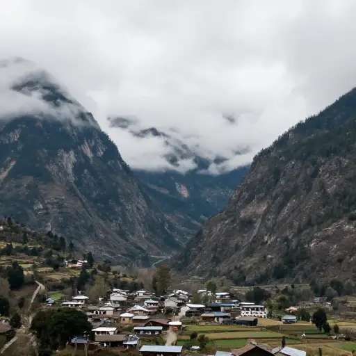 两座高山矗立在小村庄两侧。