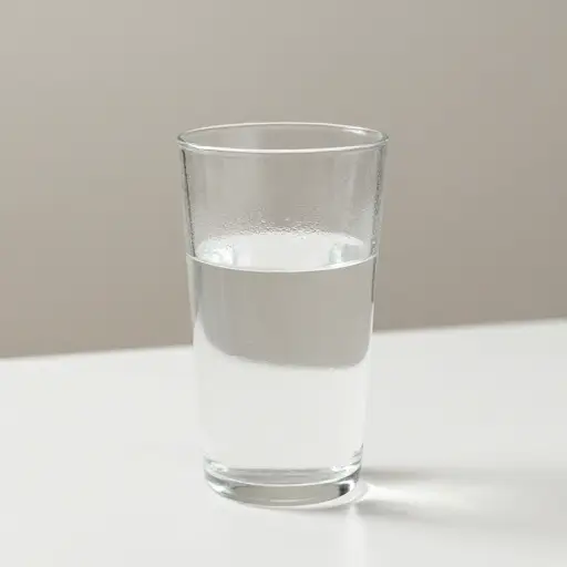 杯子里的水很凉。