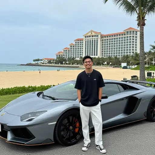 他把一大笔遗产挥霍在奢侈的假期和跑车上。
