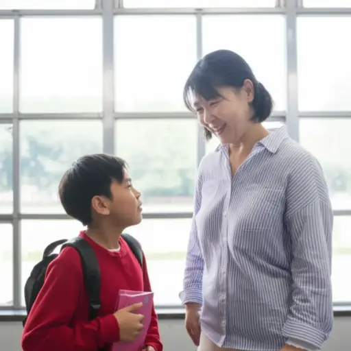 老师对迟到的新生只给予了温和的警告。