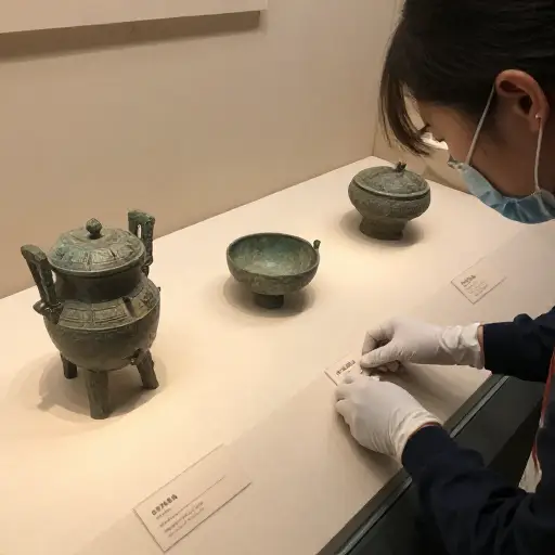 博物馆仔细地为每件文物贴上了标明其出处和年代的标签。