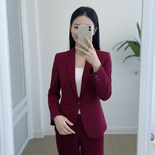 这件服装很适合你。