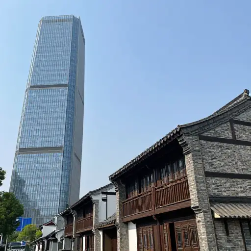 现代建筑与老城区的传统建筑形成鲜明对比。