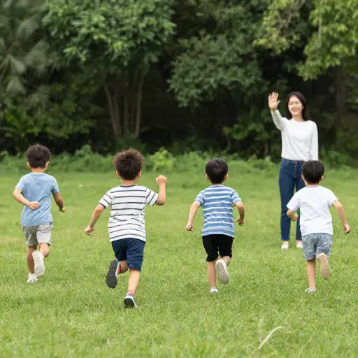 孩子们在奔跑，但他们的母亲叫他们停下。