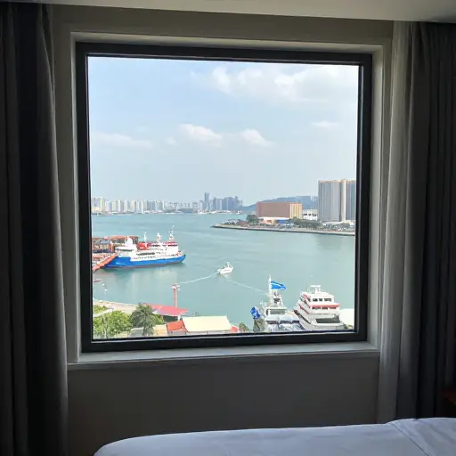 我们的酒店房间俯瞰着港口。