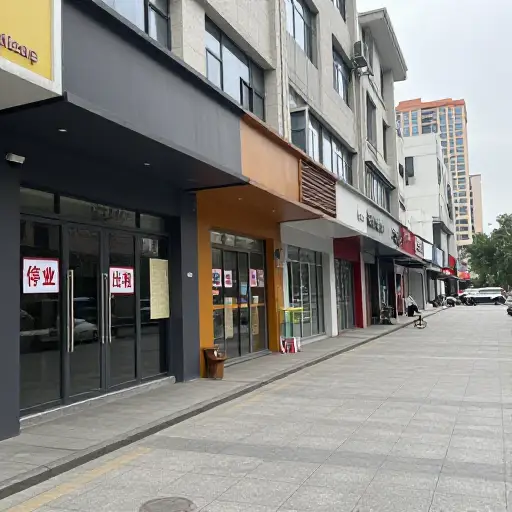 许多小店因为租金高昂正在关闭。