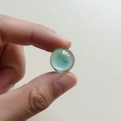 我用拇指和食指把那颗弹珠捡了起来。