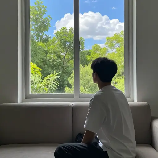 他整天都待在家里，尽管天气非常好。