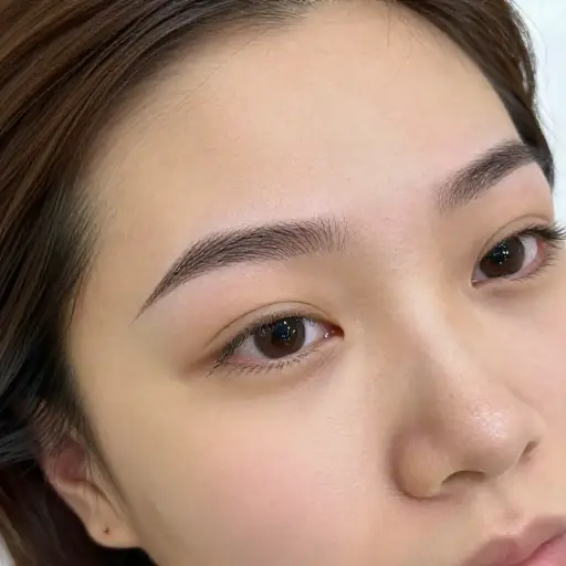 她天生眉毛浓密。