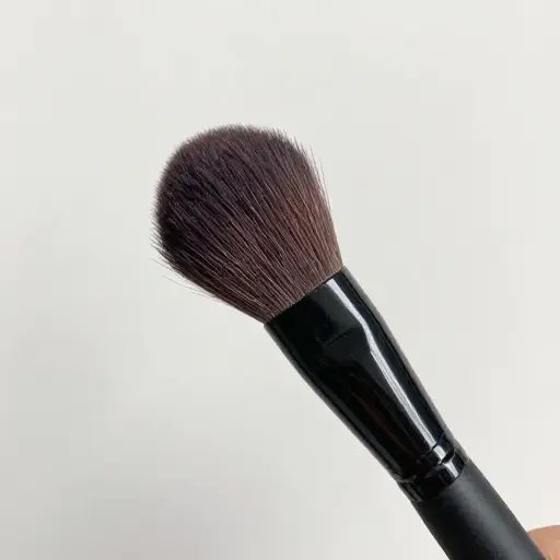 这把化妆刷是用来涂腮红的。