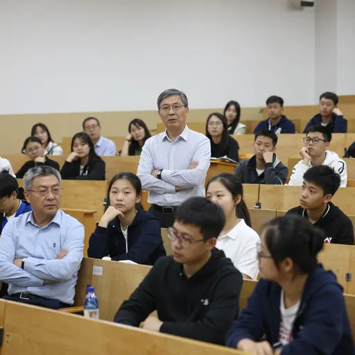 校董会削减艺术经费的决定让教师、家长和学生都感到心寒。