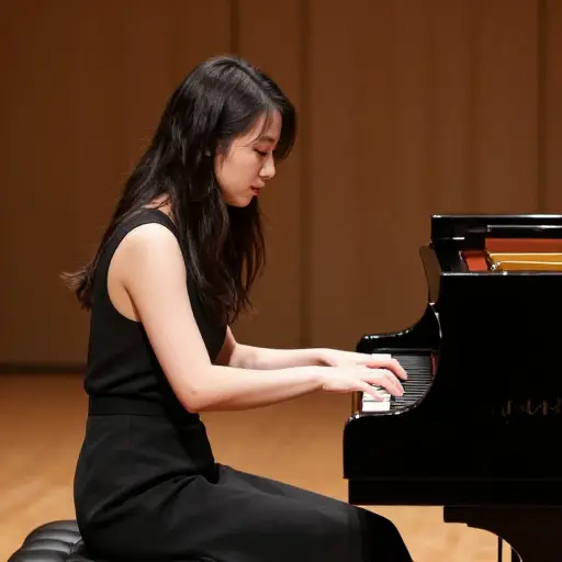 她是一位有才华的钢琴演奏者。