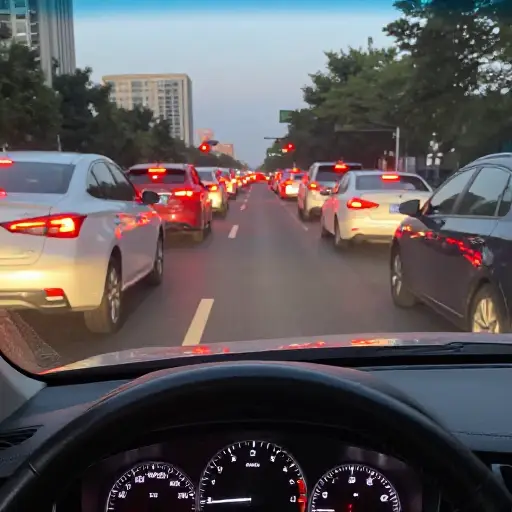 路上太堵了，我估计要迟到了。