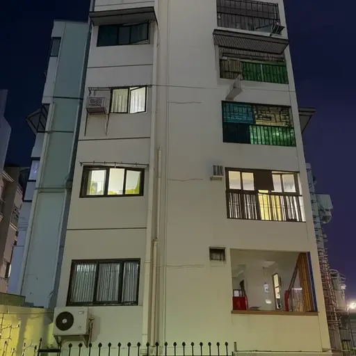 我住在这里。