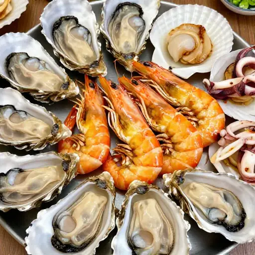 烤虾是海鲜拼盘中的亮点。