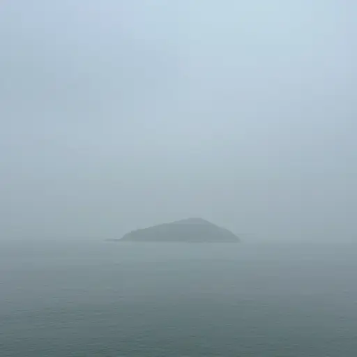 从这个角度，由于雾，岛屿看不见。