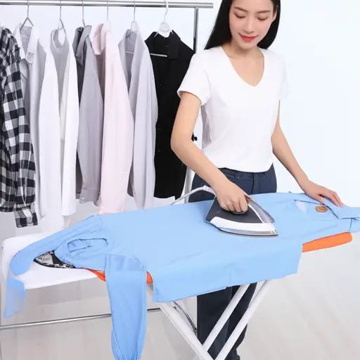 她总是先把衣服熨平再穿。