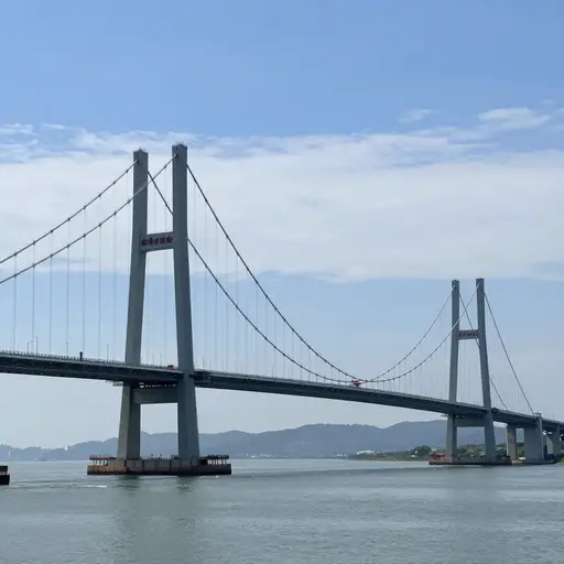 这座新建的悬索桥被誉为工程学上的一项胜利。