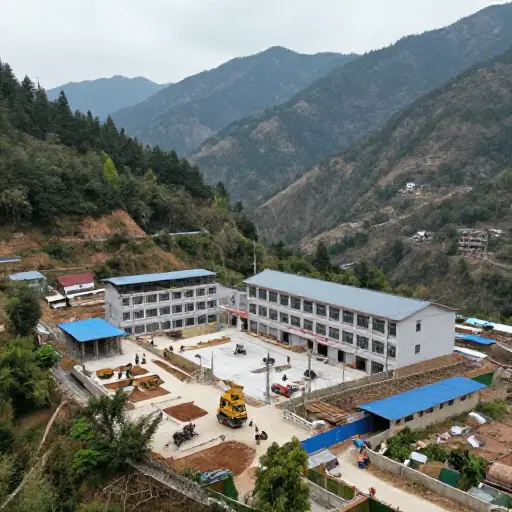 那位匿名捐助人全额资助了山区学校的重建。