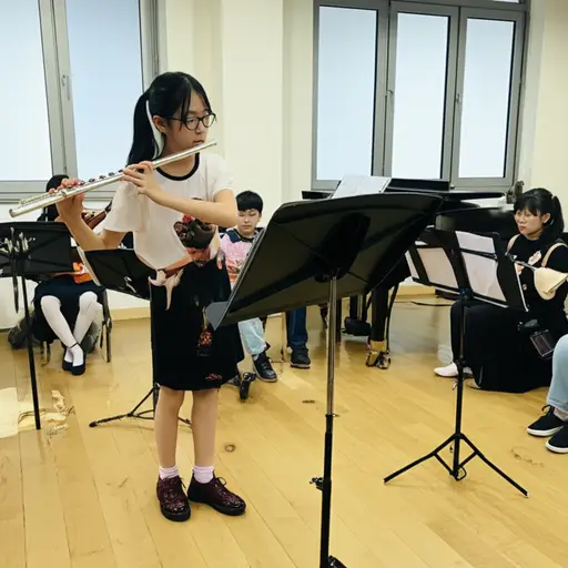 她在音乐课上学习吹长笛。
