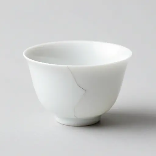 茶杯表面有一条明显的裂缝。