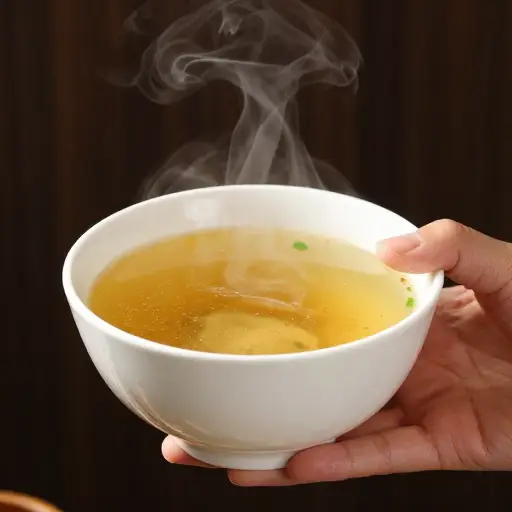 当心别把热汤洒出来。