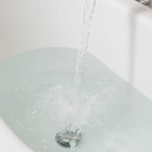 浴缸的水太满了，开始溢出来。