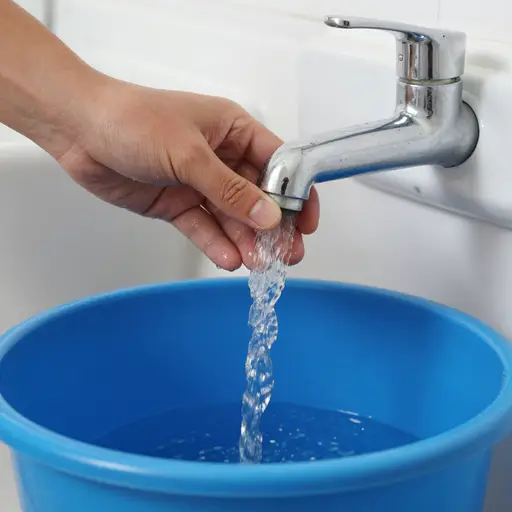 他打开水龙头把水装进桶里。
