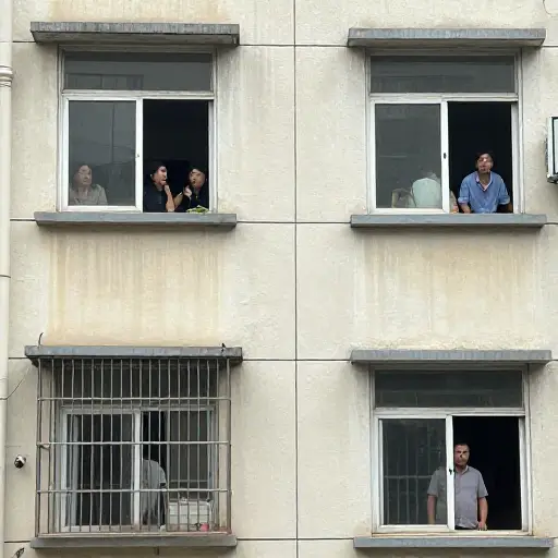 我们吵闹的邻居就住在我们对面。