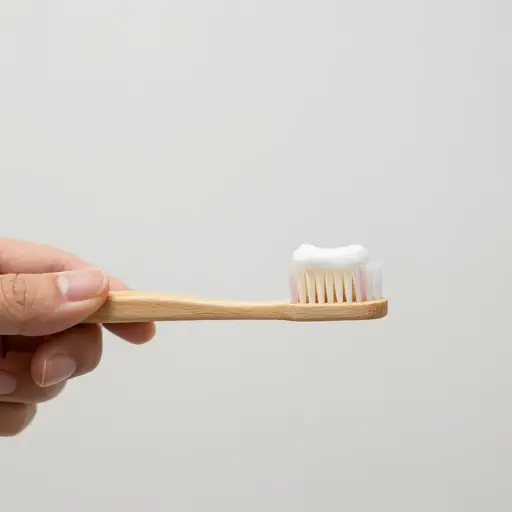 在牙刷上放少量牙膏。