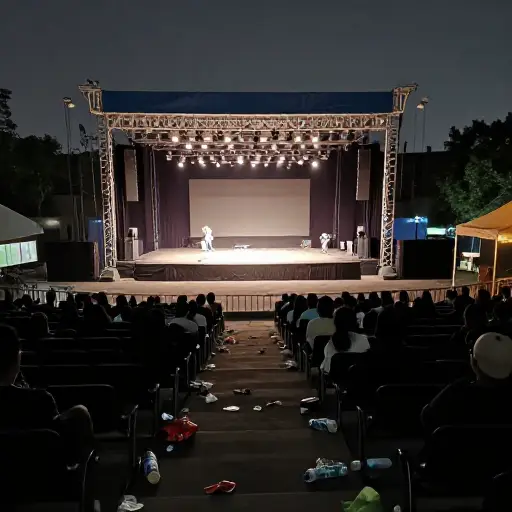 音乐会结束后，地上散落着垃圾。