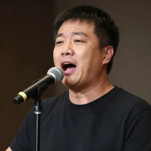 他有着非常深沉的嗓音。