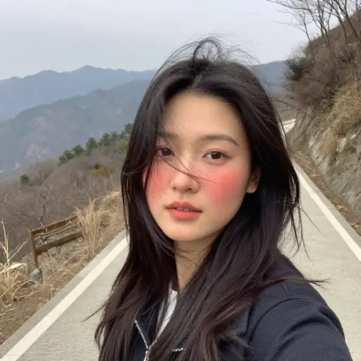 山间的冷空气使她的脸颊变得红润。