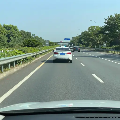 在并入高速公路前，记得给已经在高速上的车辆让行。