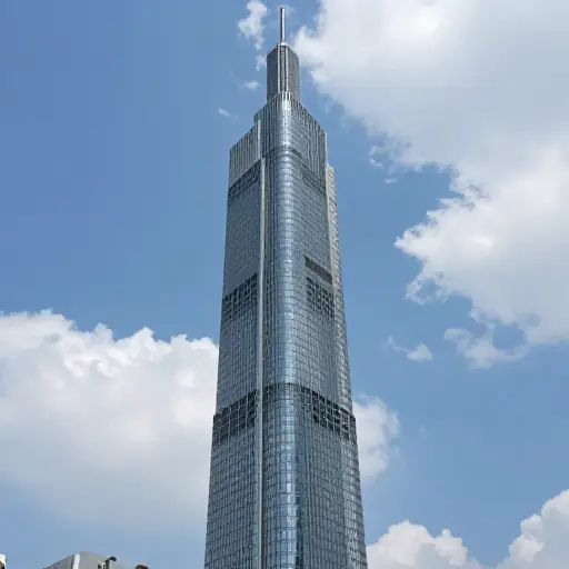 新摩天大楼是一个令人印象深刻的建筑。