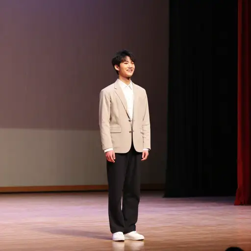 他在学校戏剧中获得了主角角色。