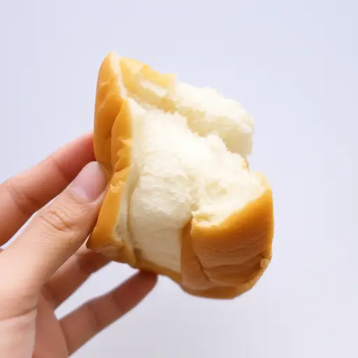 这块面包很松软，轻轻一捏就散了。