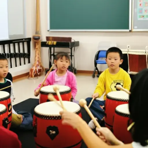 孩子们在音乐课上学习打鼓。