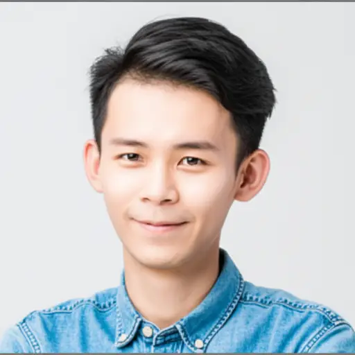 他听到有趣的故事时，立刻竖起了耳朵。