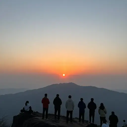 那次旅行中，所有人念念不忘的是从山顶俯瞰到的壮丽日落。