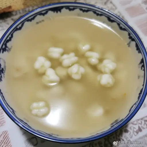 汤里有一些小面疙瘩。