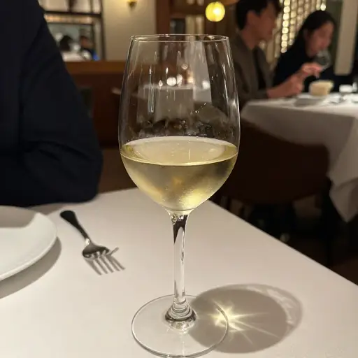 我想要一杯干白葡萄酒。
