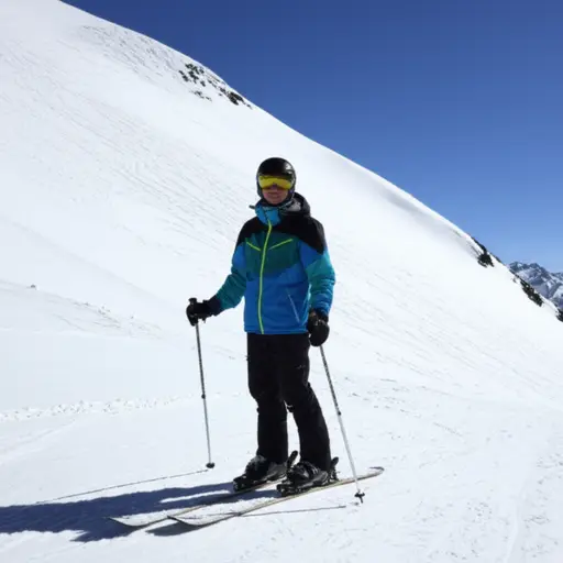 他穿着全套的滑雪装备准备去山坡上。