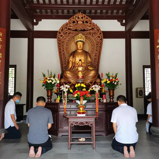在某些传统中，人们会制作一尊神像作为他们虔诚信仰的焦点。