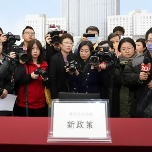 新政策因不公平而遭到媒体的猛烈抨击。