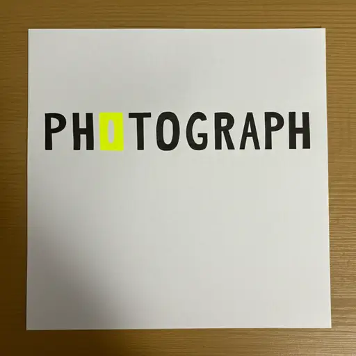 在单词'photograph'中，重音落在第一个音节上。