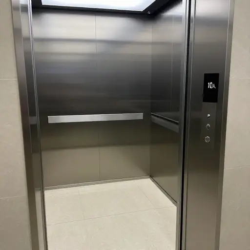 这部电梯的最大载客量为十人。