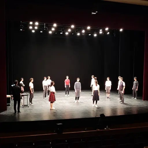 新项目的剧团包括了演员、技术人员和临时演员。