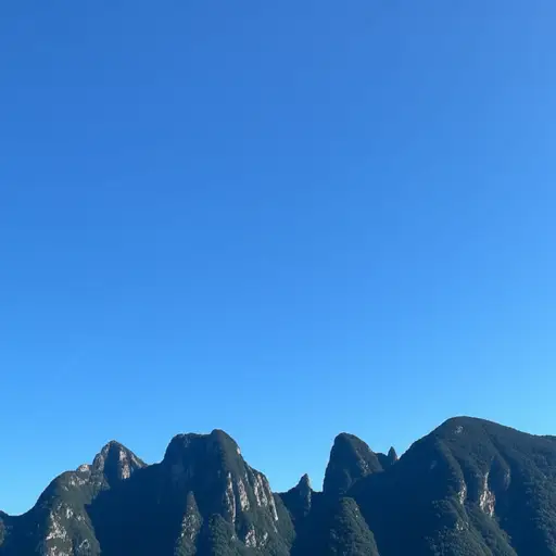 远处的山峰在晴朗的天气里清晰可见。