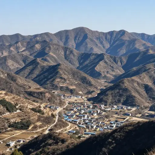 这个村庄在山区里很偏远。
